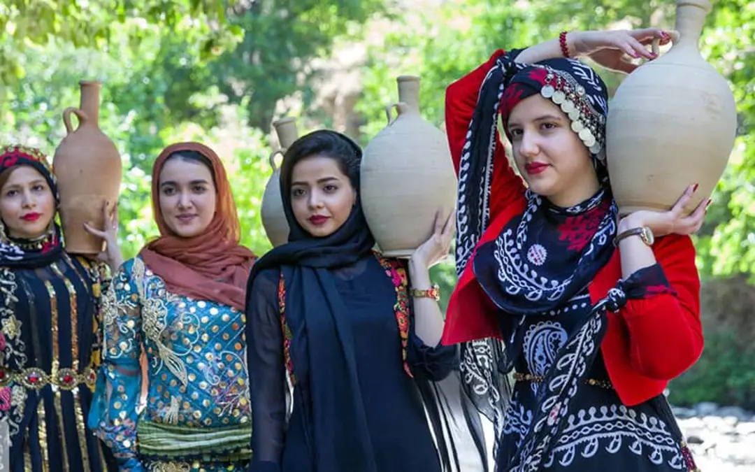 دختران کرد با کوزه های آب