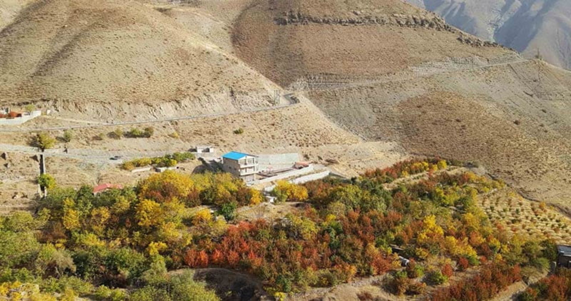 طبیعت پاییزی در روستای رندان از نمای بالا