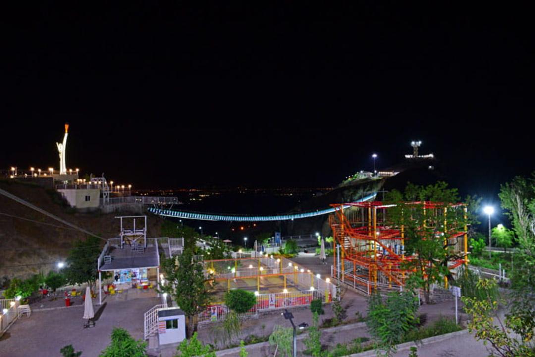 پل معلق هیر در شب