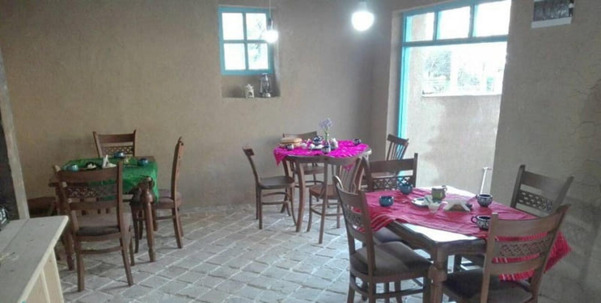 کافه بومگردی خانه دوست