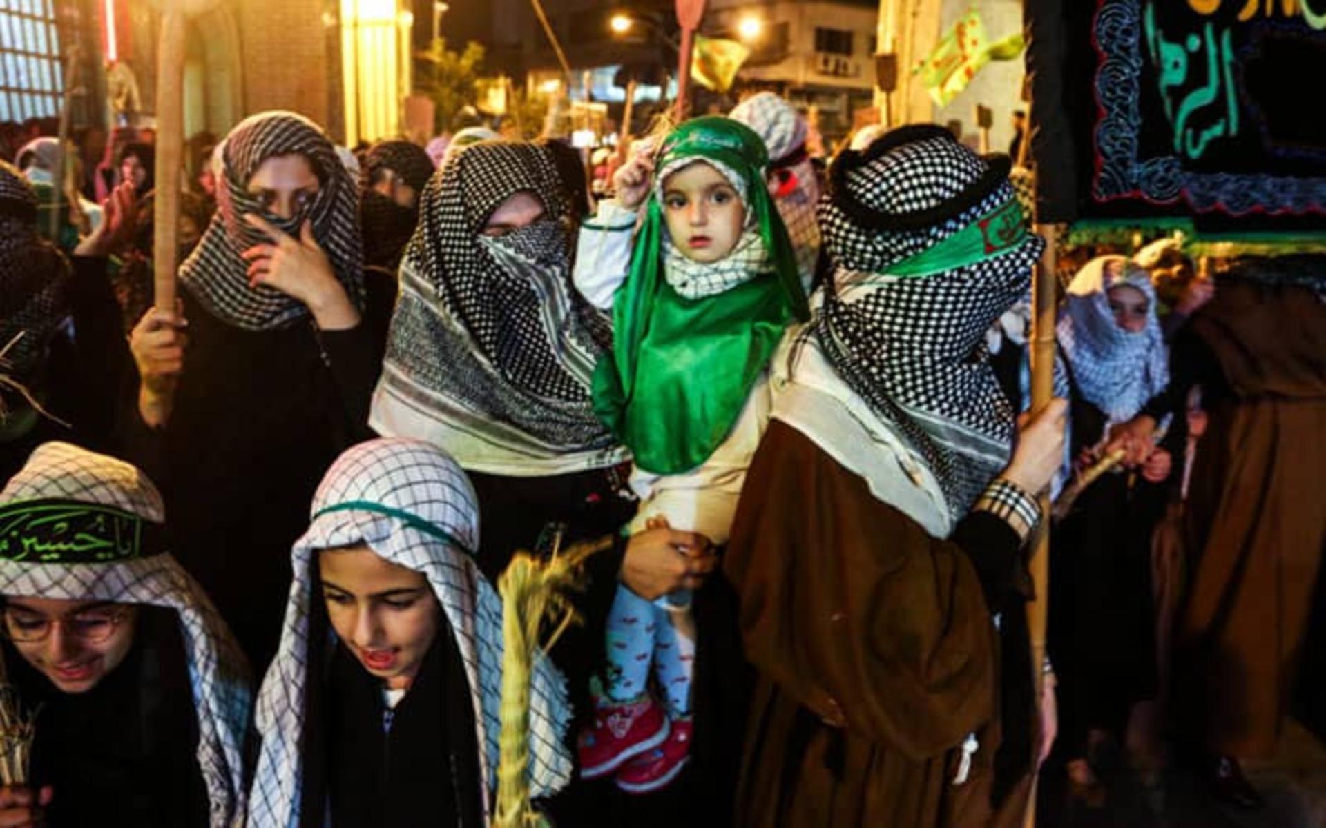 عزاداری زنان با چفیه هایی بر سر و صورت
