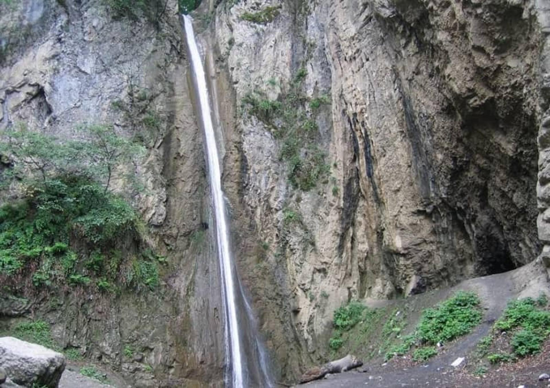 آبشار باشکوه زیارت