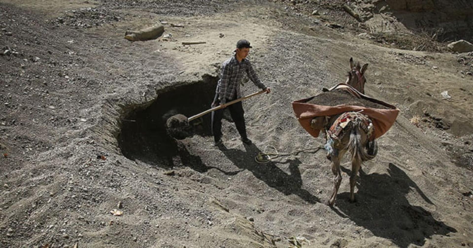 مردی در حال کار در روستای واریان