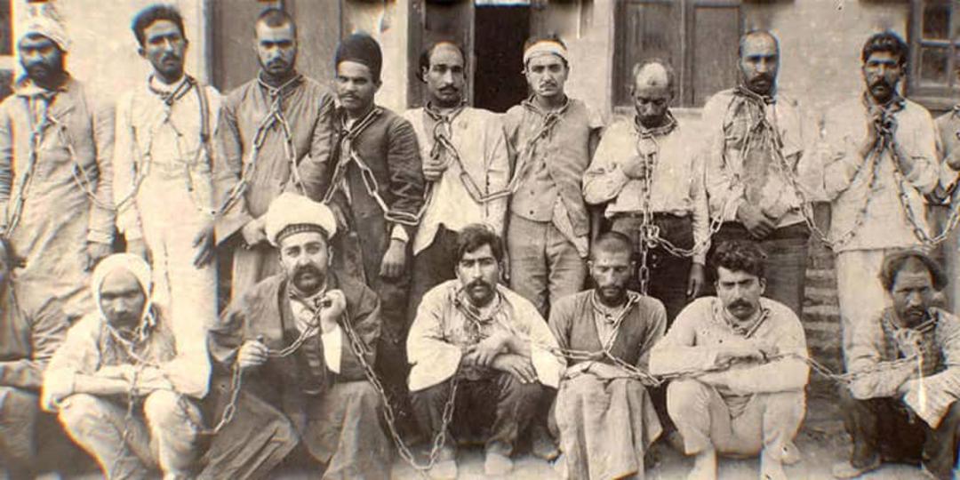 عکسی قدیمی از تعدادی مرد با زنجیر به گردن