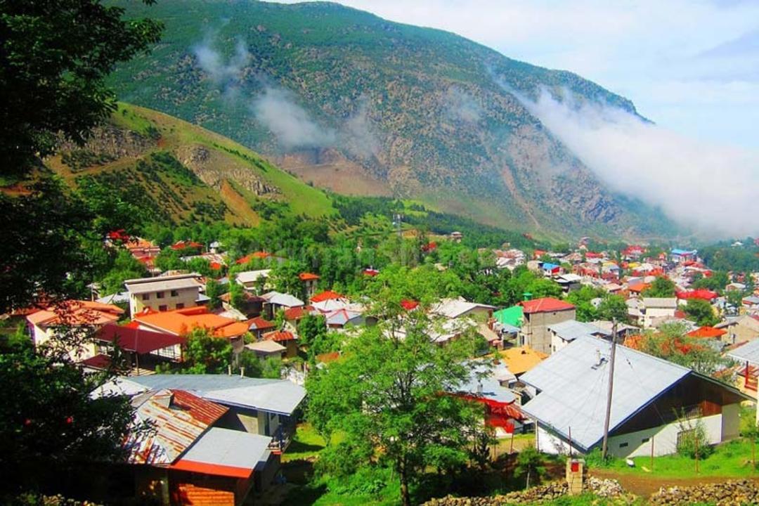خانه های روستایی جواهرده در جوار کوهستان سرسبز