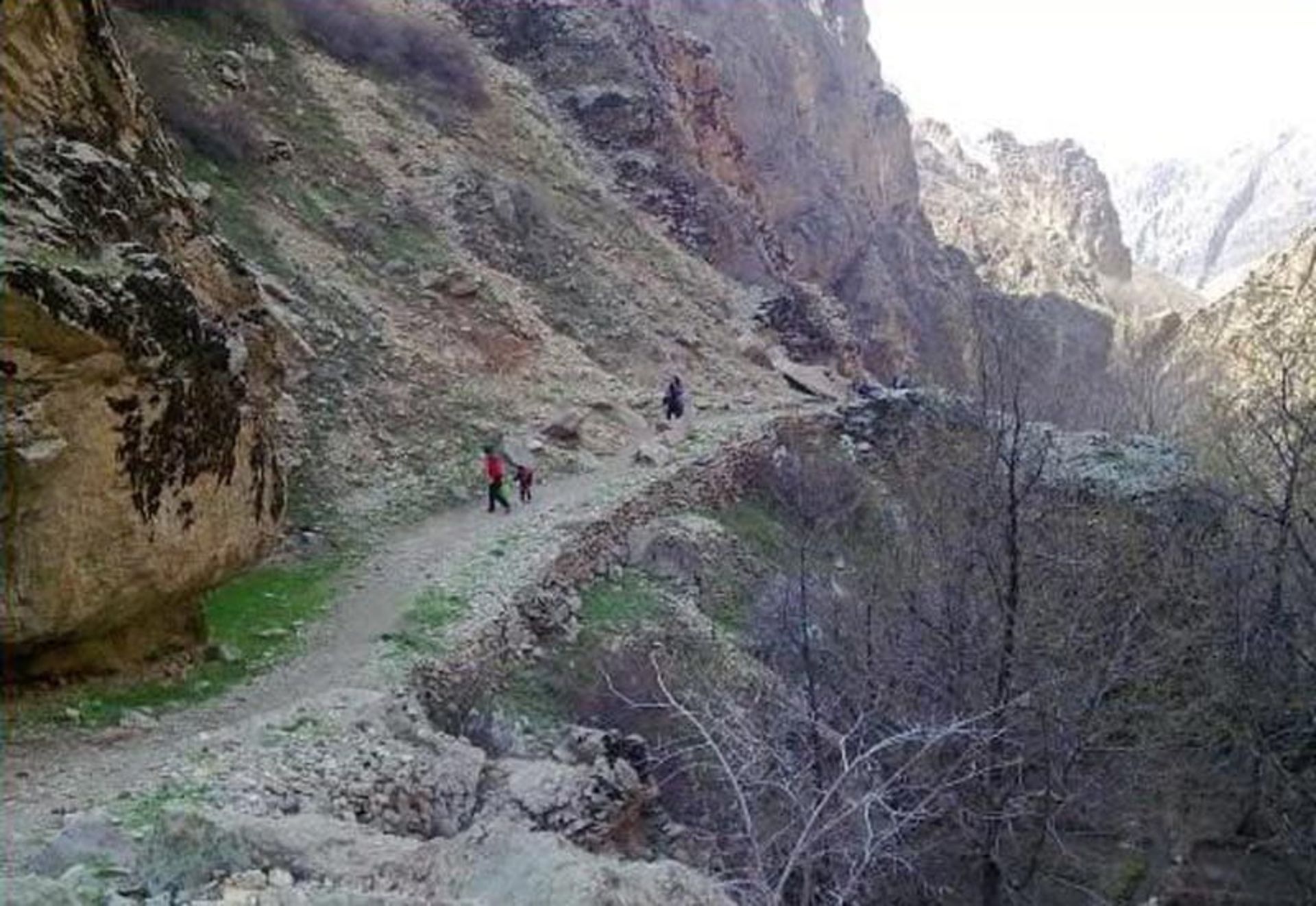 مسیر کوهنوردی آبشار رندان در دامنه کوه
