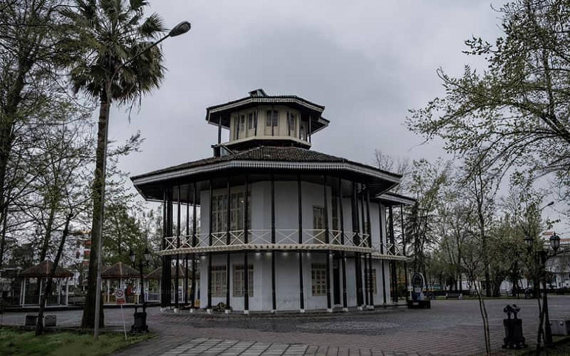 عمارت باغ محتشم رشت در میان محوطه باغ
