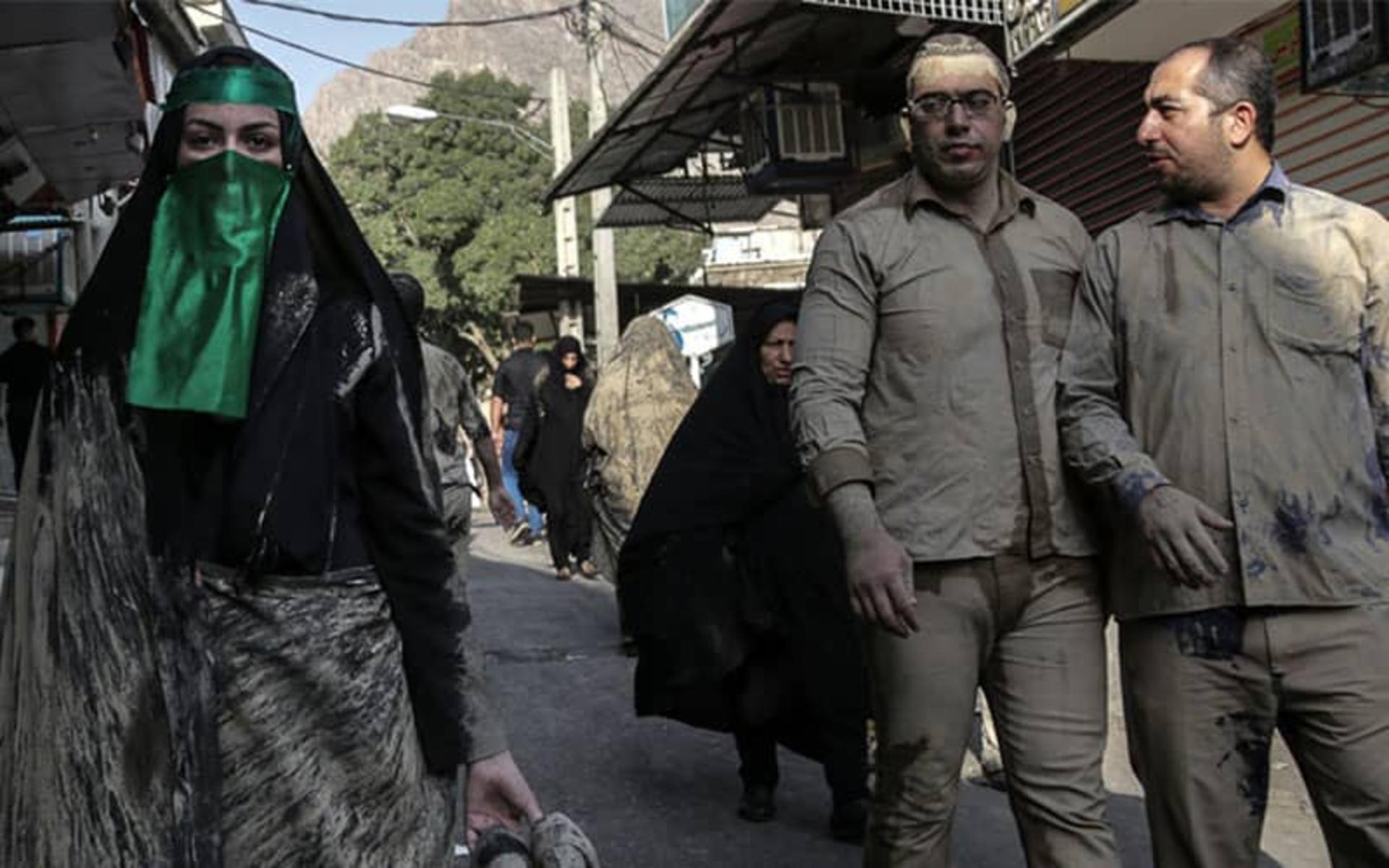 مردان و زنان با لباس های گلی