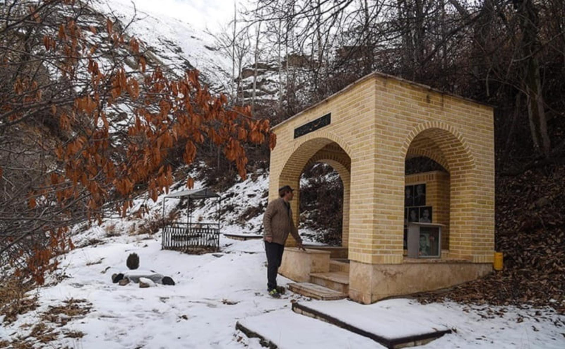 آرامگاه شهدا در روستای واریان