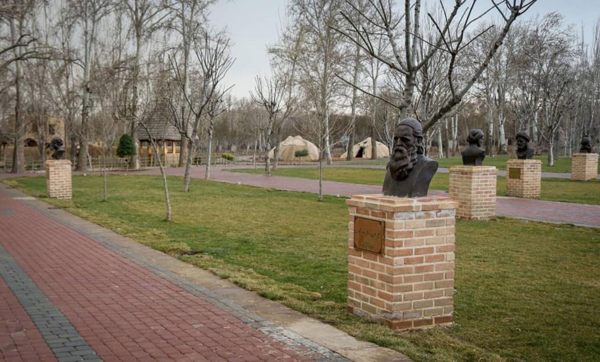 تندیس مفاخر پارک ملی ایران کوچک