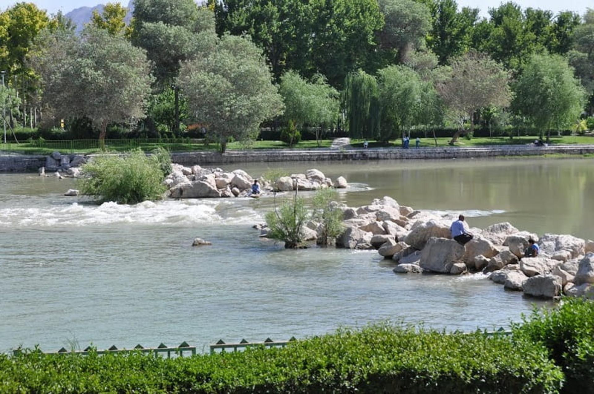 رودخانه خروشان زاینده رود