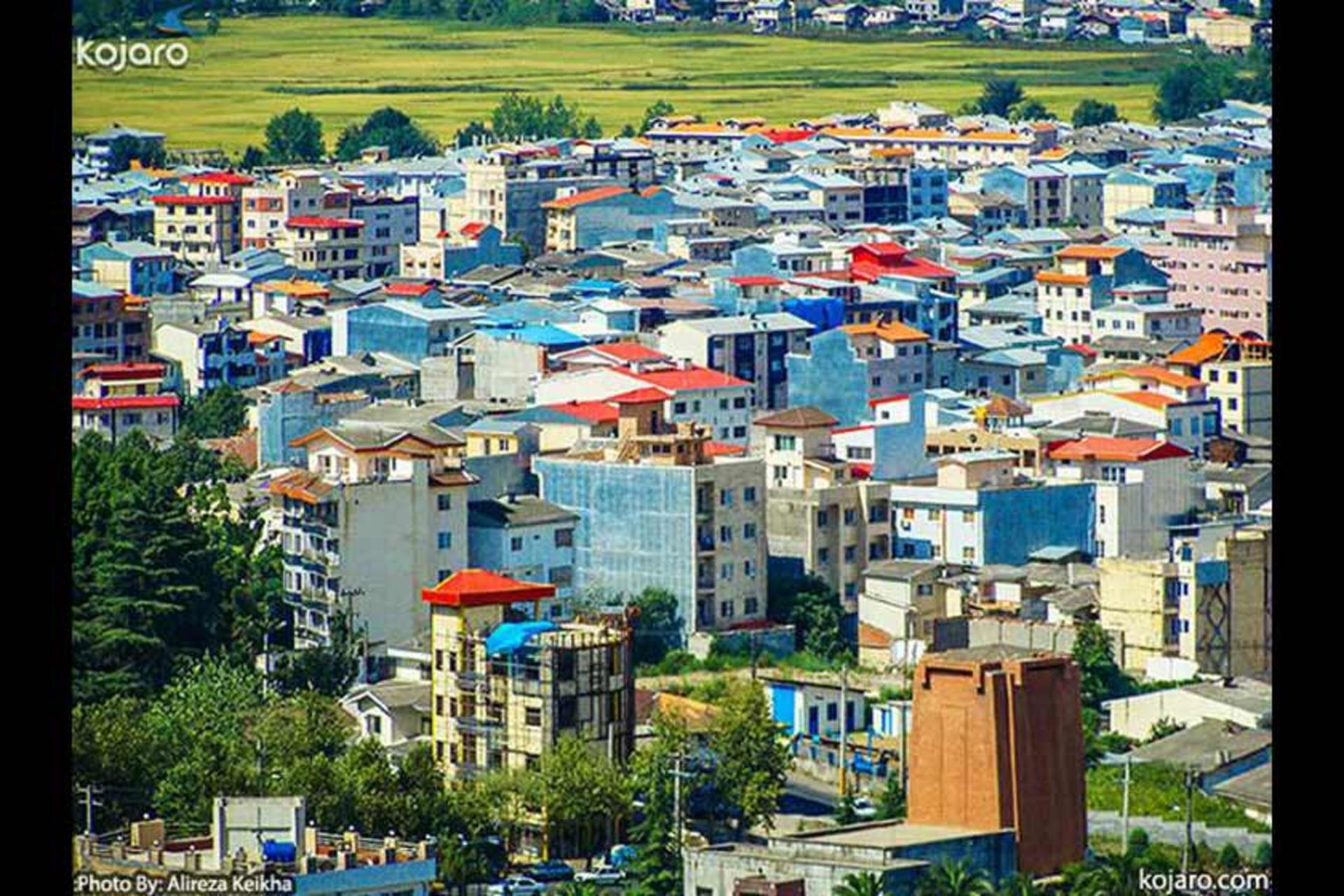 شیروانی‌های رنگی در چشم‌انداز بام سبز لاهیجان