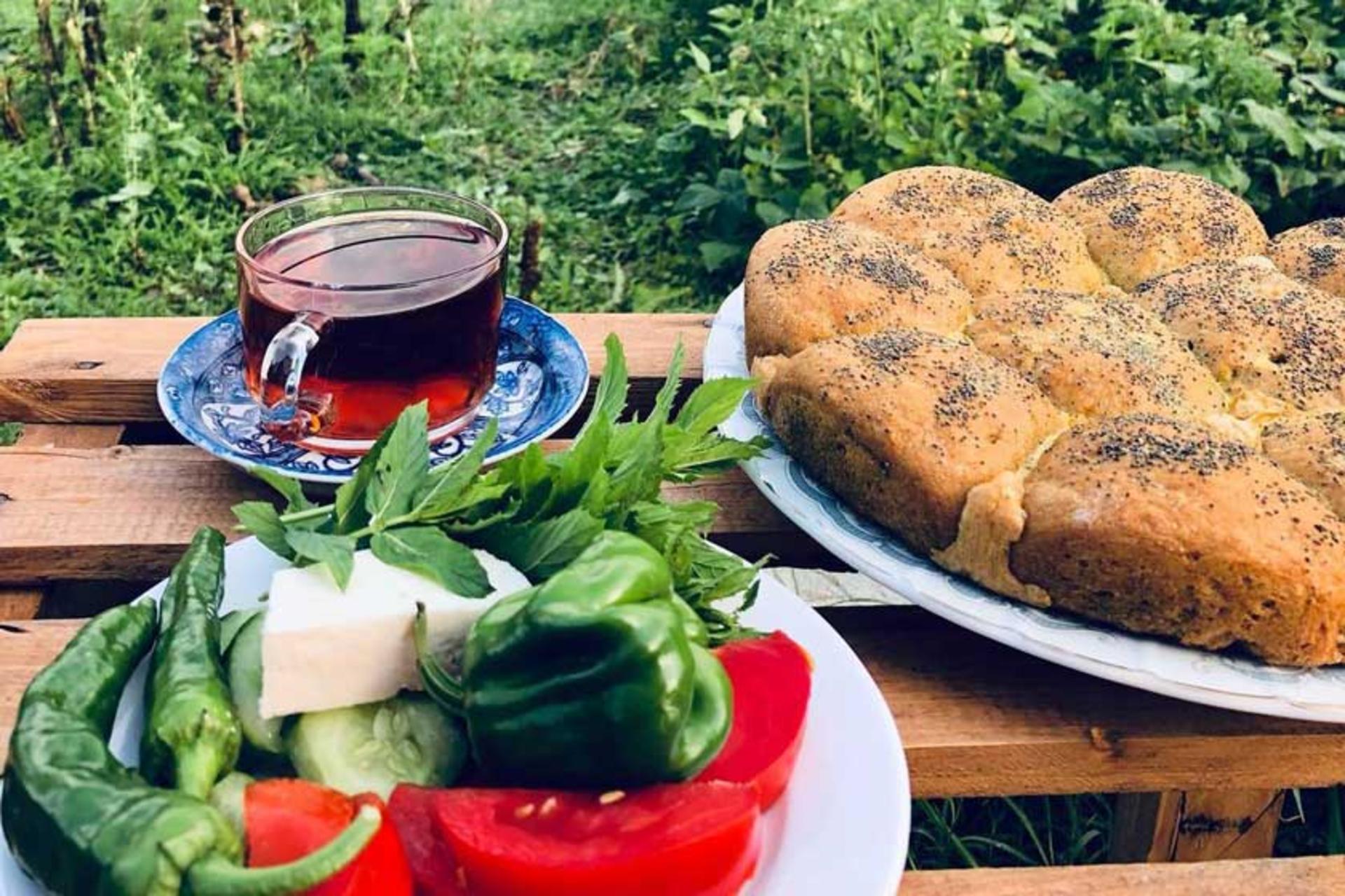 صبحانه در اقامتگاه کمربن در روستای سنگده