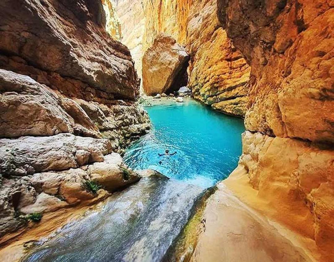 مسیر آبی تنگه رغز میان صخره ها