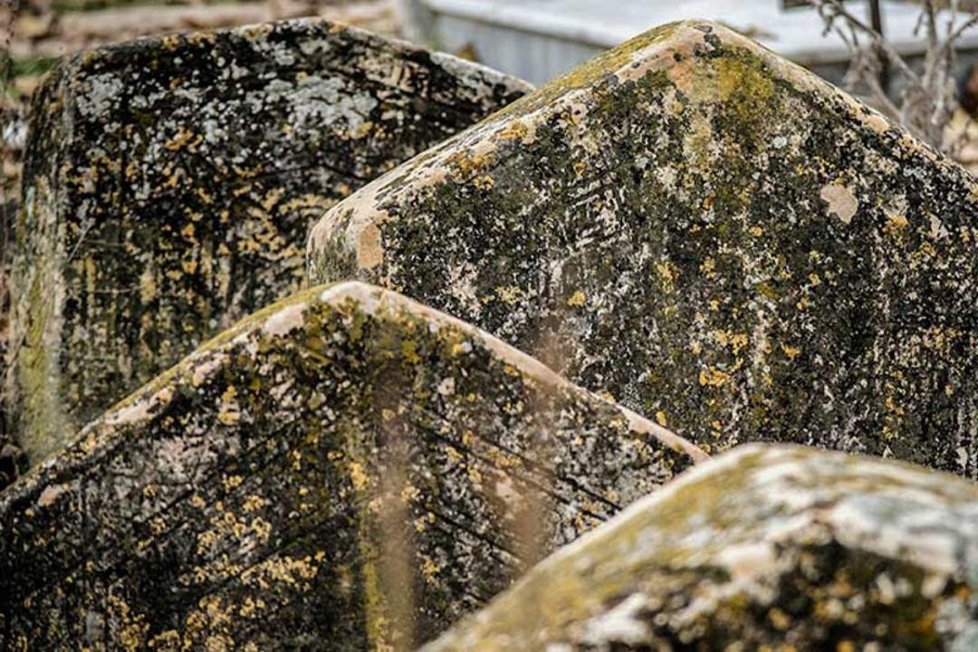 سنگ قبرهای ایستاده در قبرستان سفید چاه