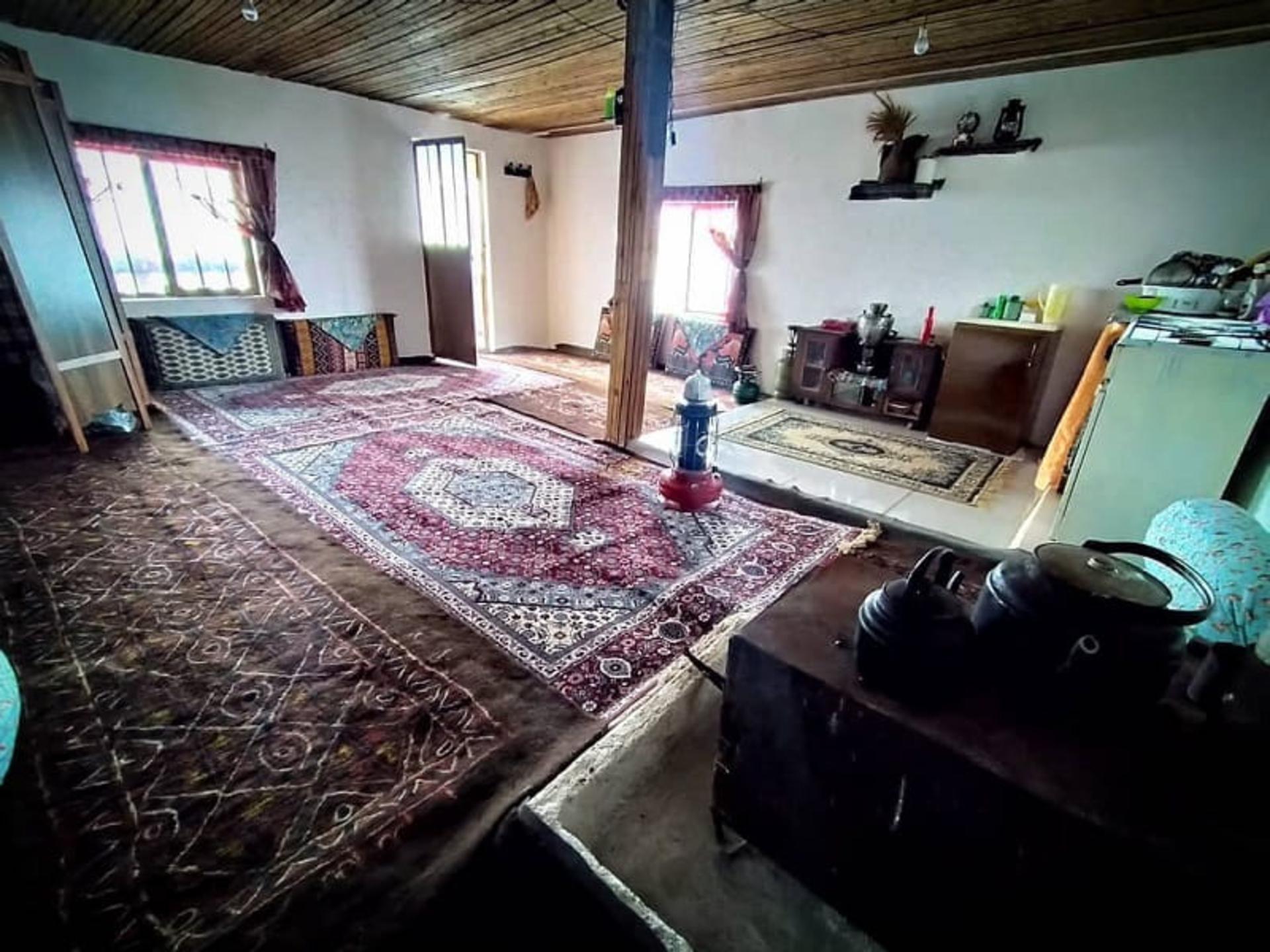 داخل کلبه بومگردی باغ صنم