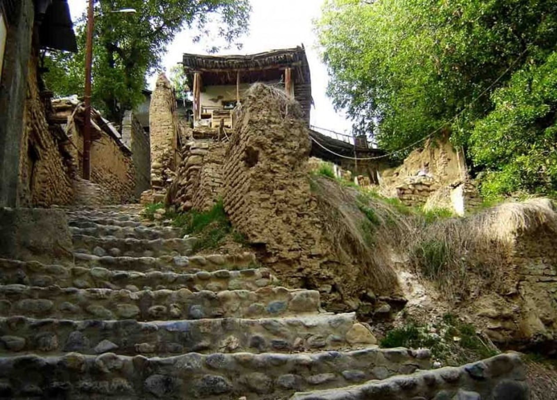 بناهای مخروبه برغان