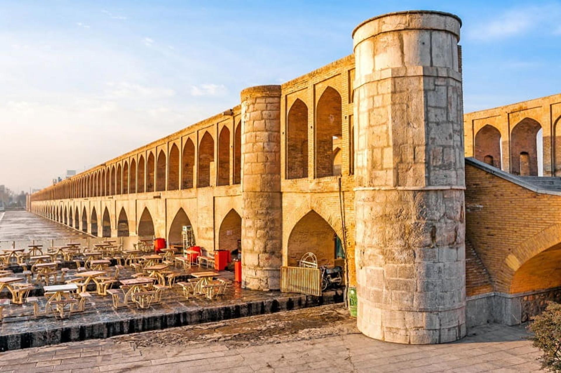 سی و سه پل بر فراز زاینده رود خشک