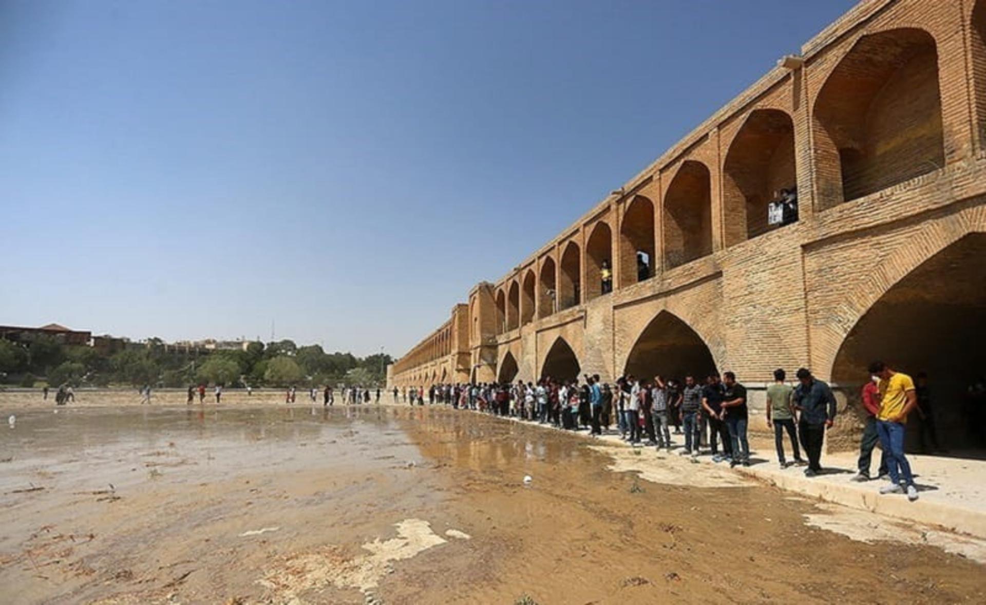 تصویری از زاینده رود خشک اصفهان