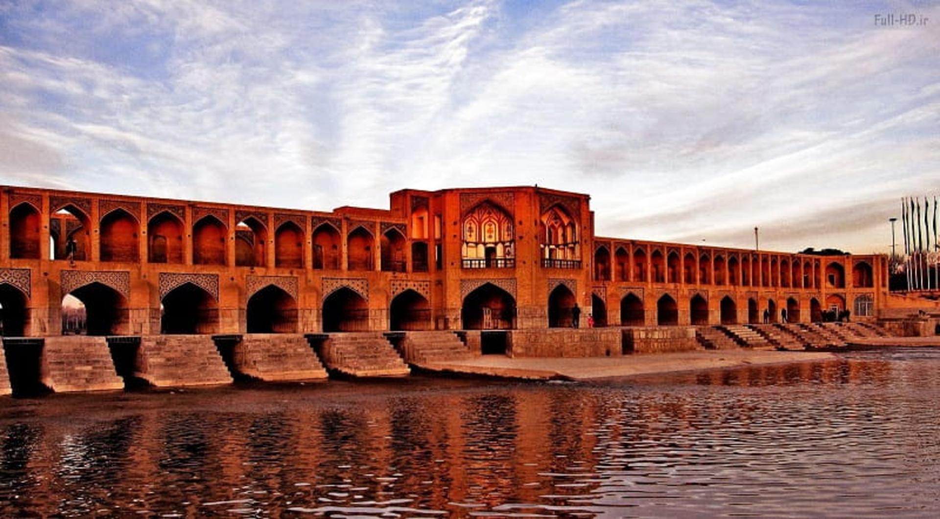 آسمان ابری بر فراز سی و سه پل