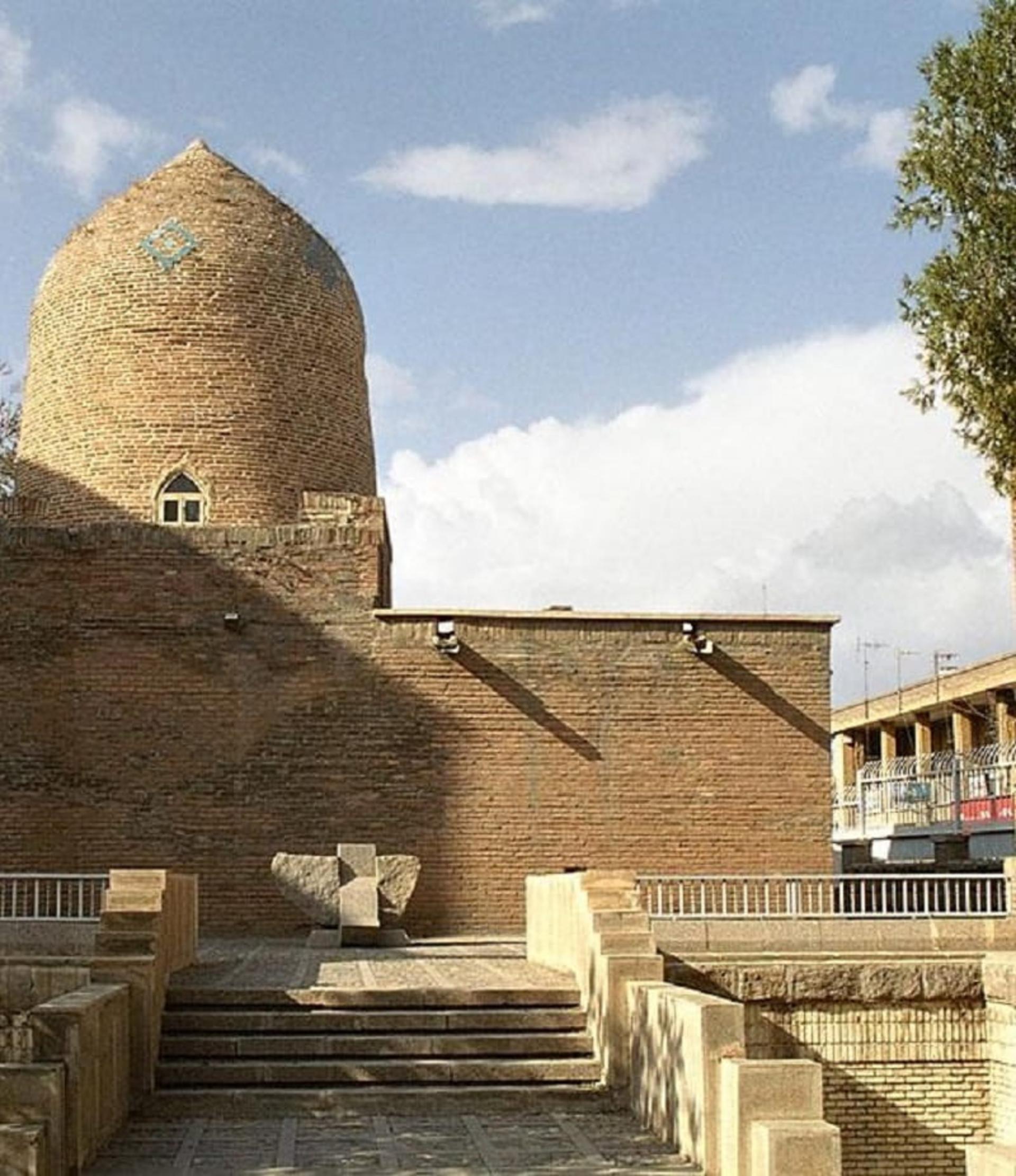 نمای بیرونی آرامگاه استر و مردخای