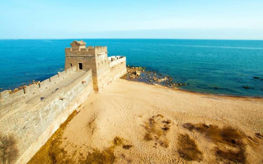 بخش انتهایی دیوار چین با برجی قلعه مانند در کنار دریا