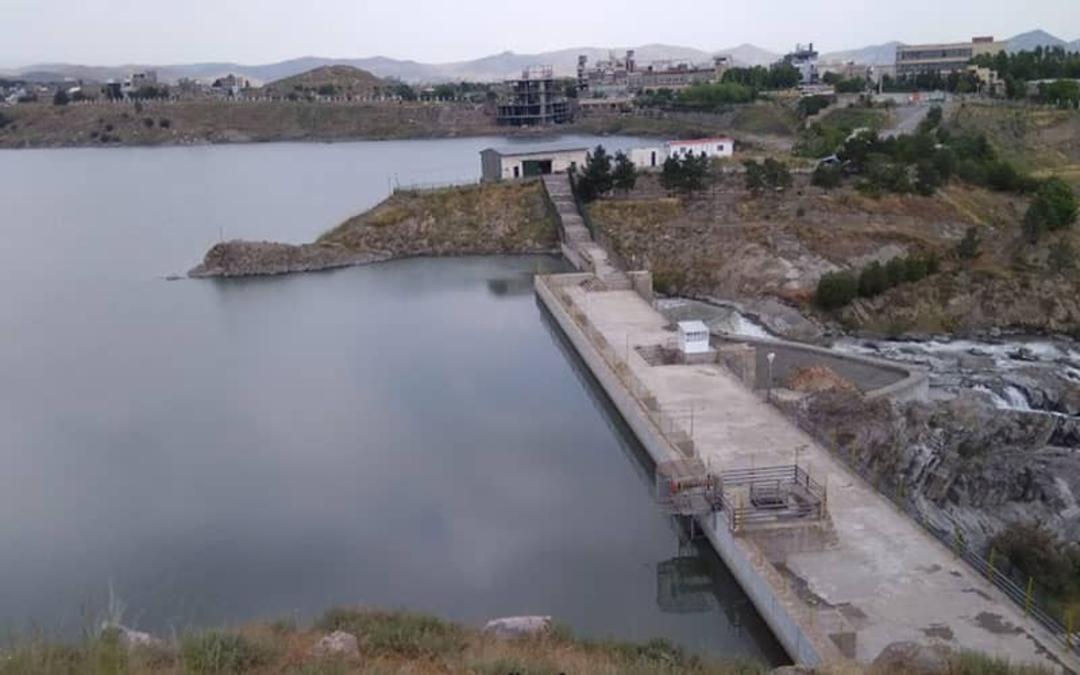 دریاچه پرآبی در پشت سد 