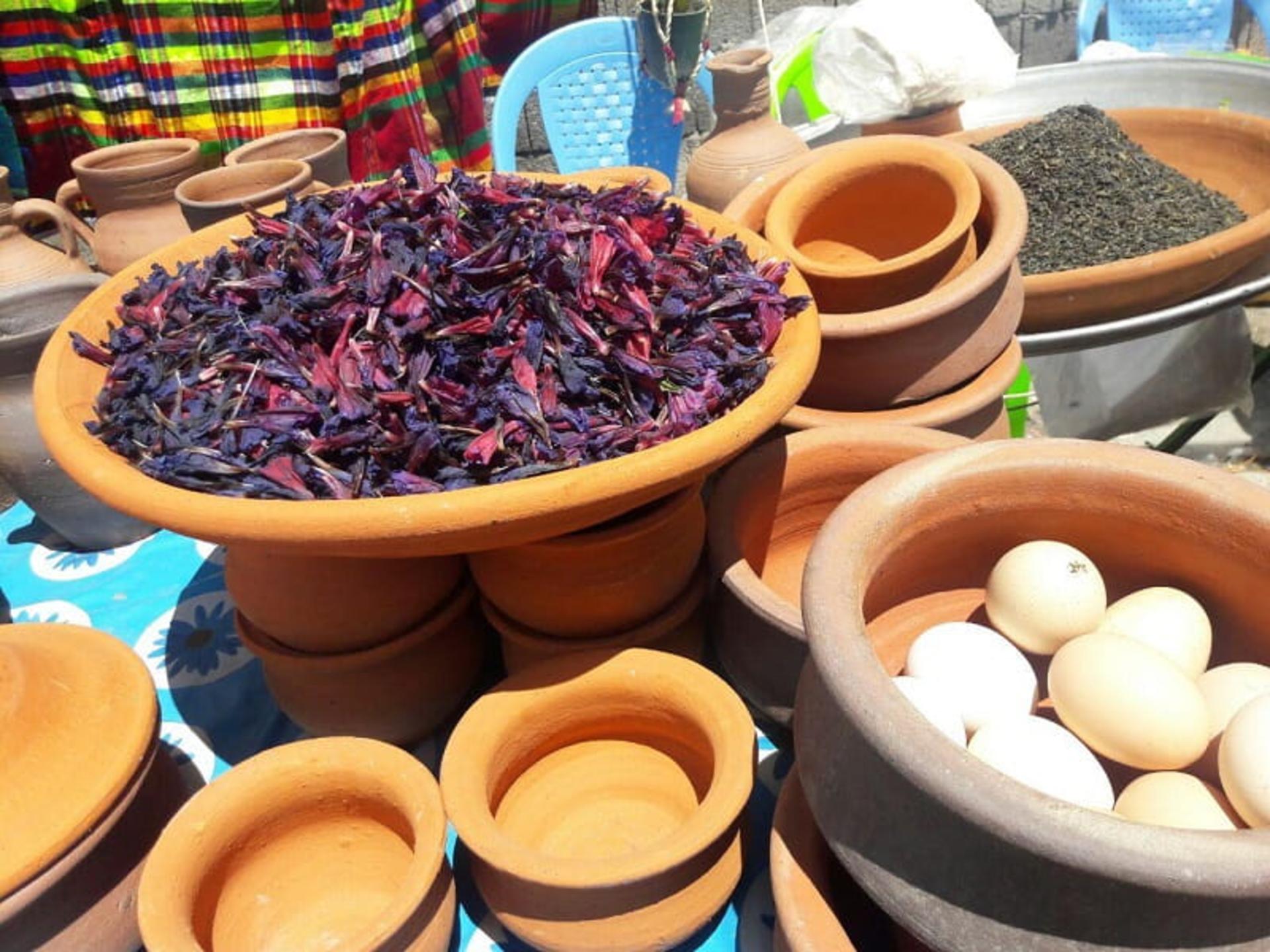 گل‌گاوزبان خشک شده در ظروف سفالی