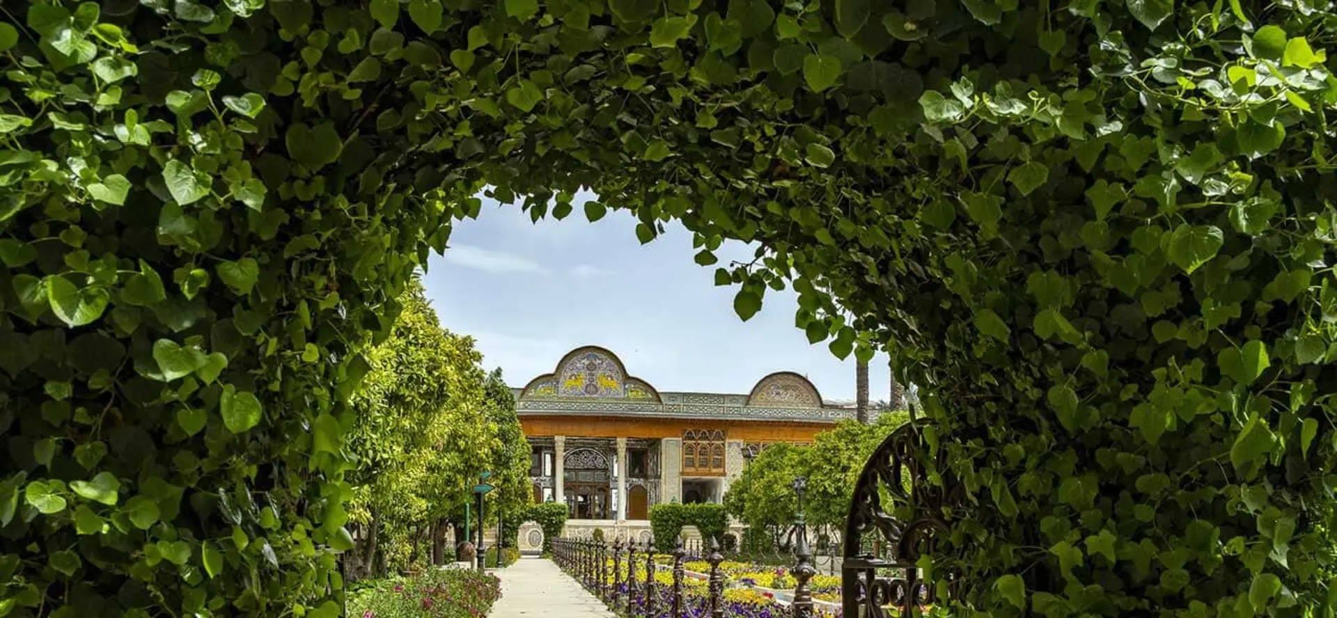 نمایی زیبا از عمارت باغ نارنجستان