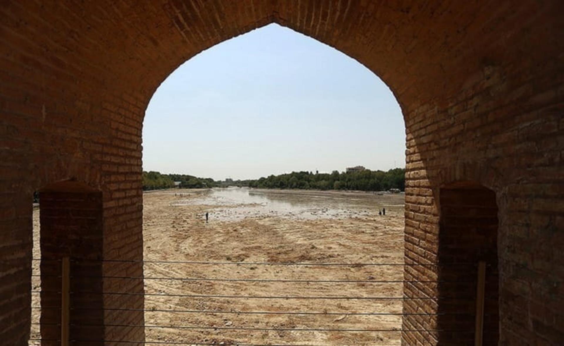 تصویری از روی پل بر فراز زاینده رود خشک