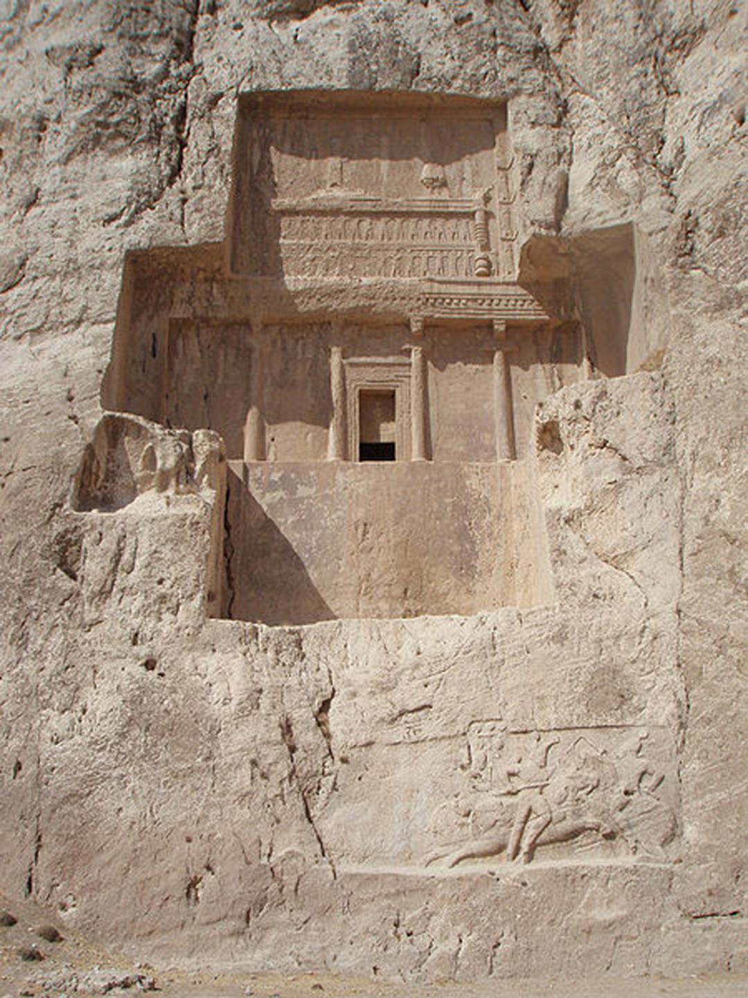 آرامگاه داریوش روی دیواره کوه در نقش رستم