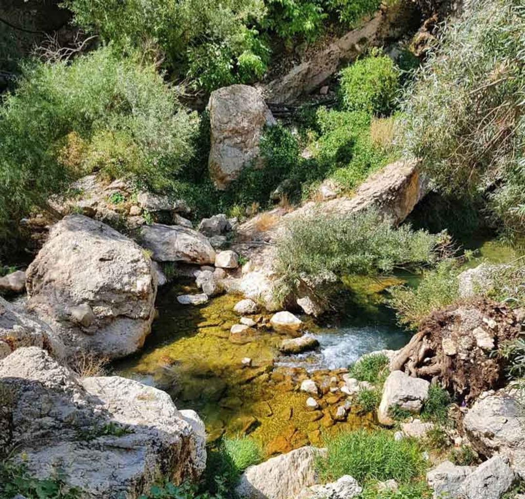تخته سنگ های بزرگ در آبگیر تنگ تیزاب