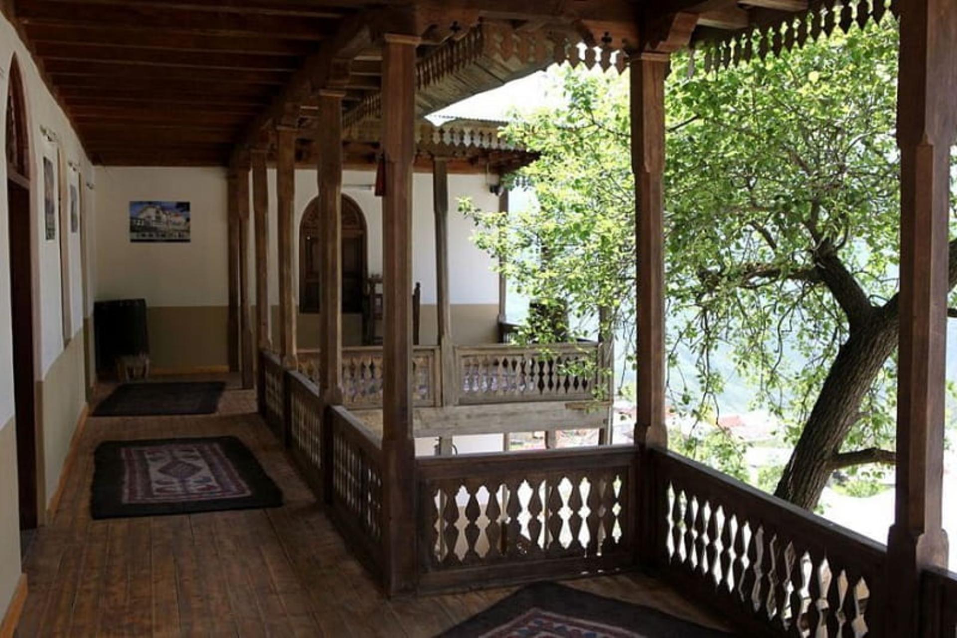 ایوان اقامتگاه بومگردی آشیانه عقاب