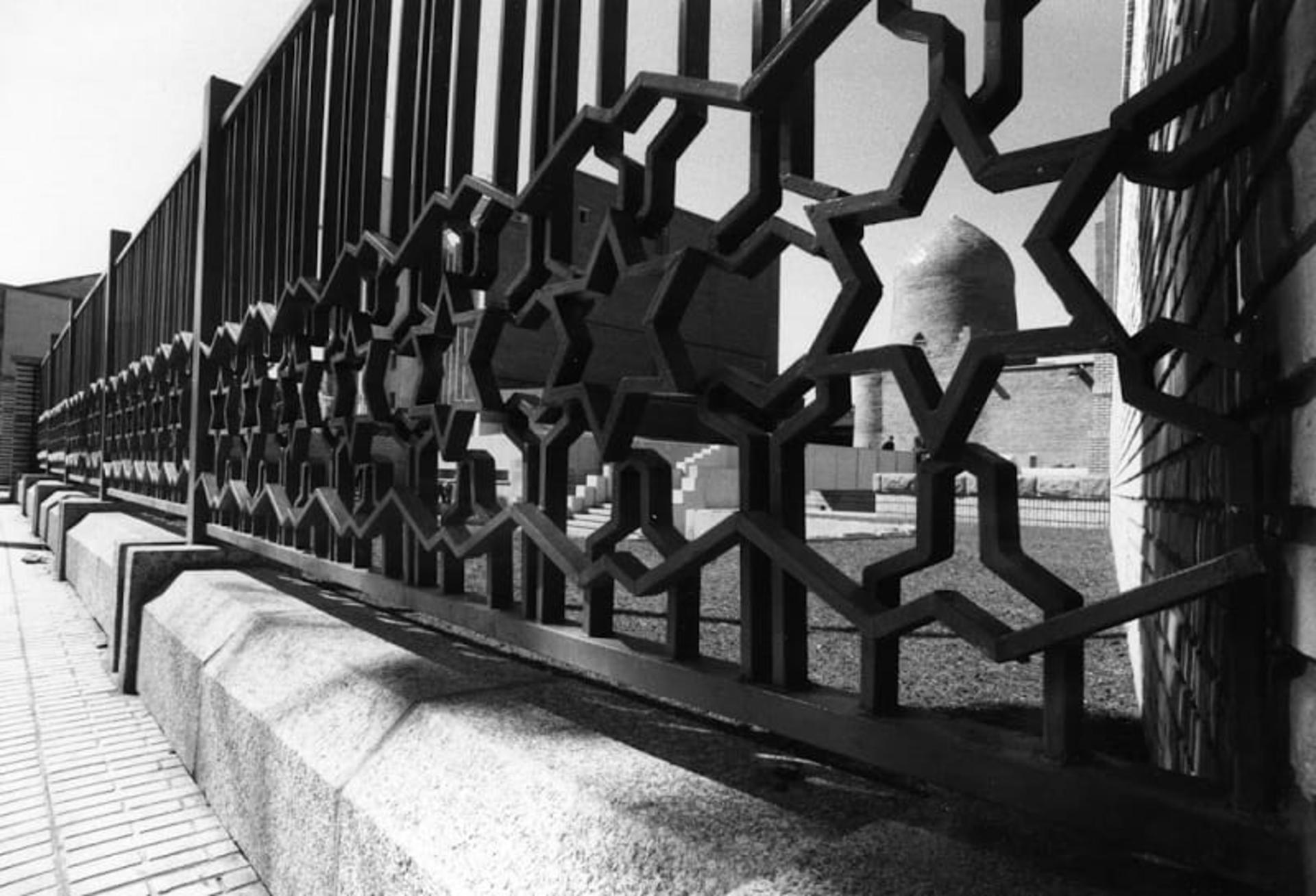 نرده های قدیمی آرامگاه استر