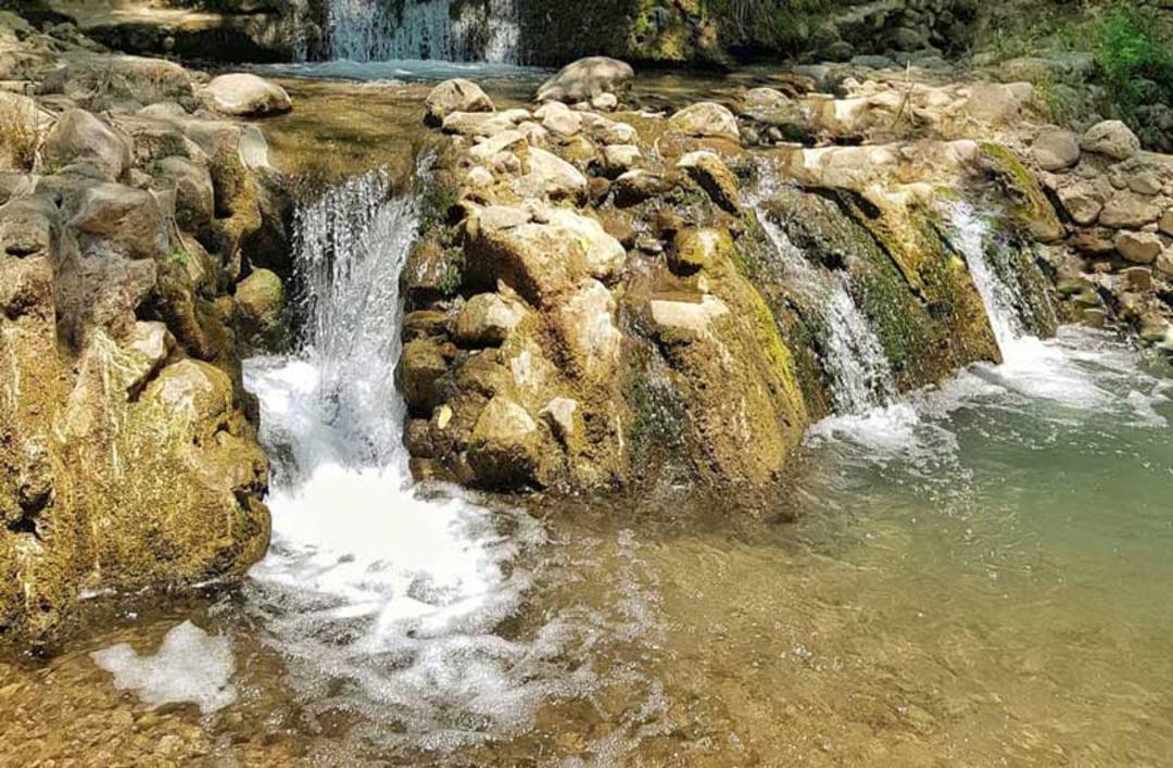جریان آب رودخانه روی سنگ بستر رودخانه در روستای دشتک شیراز