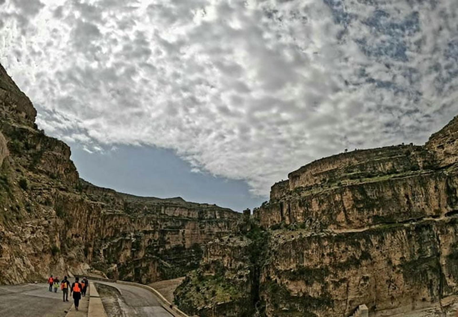 تنگه هایقر شیراز زیر آسمان پر ابر