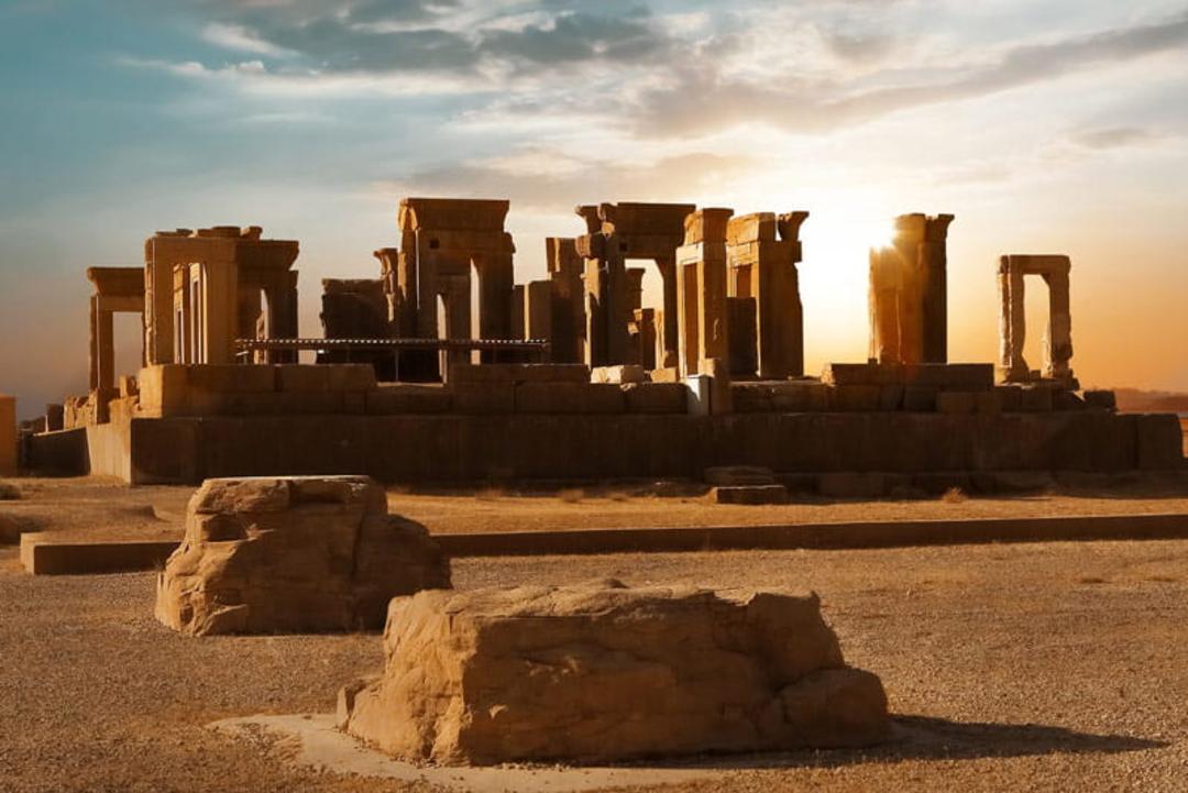 بناهای سنگی محوطه تخت جمشید زمان غروب خورشید