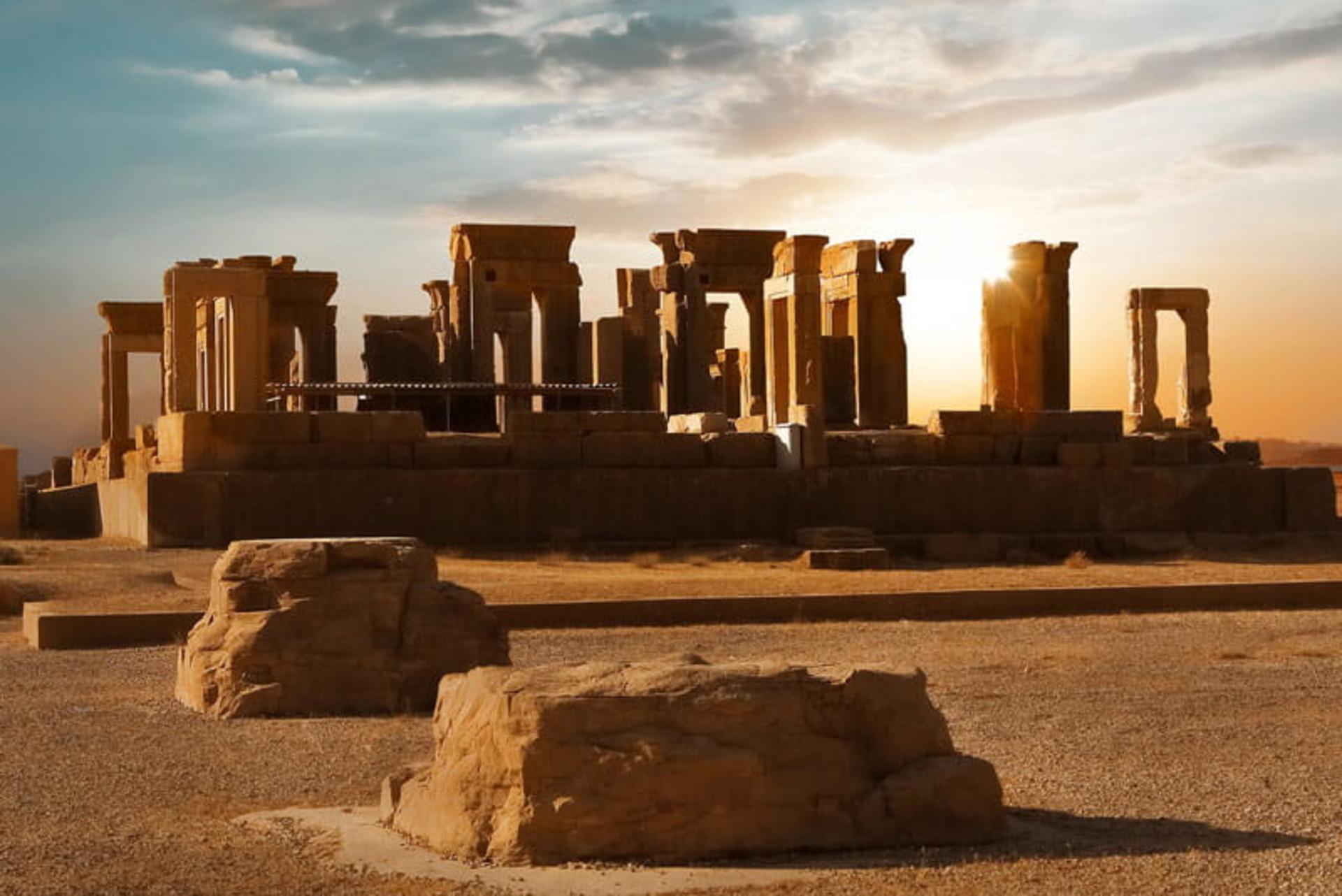 بناهای سنگی محوطه تخت جمشید زمان غروب خورشید