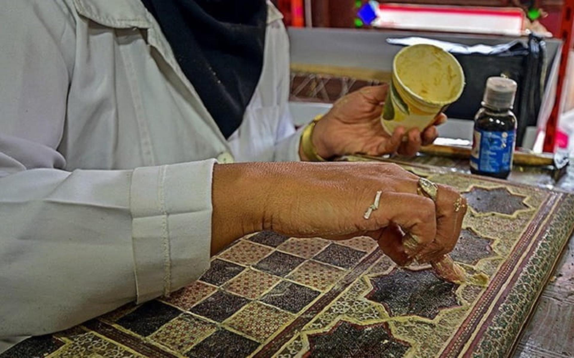 مرحله چسباندن خاتم کاری