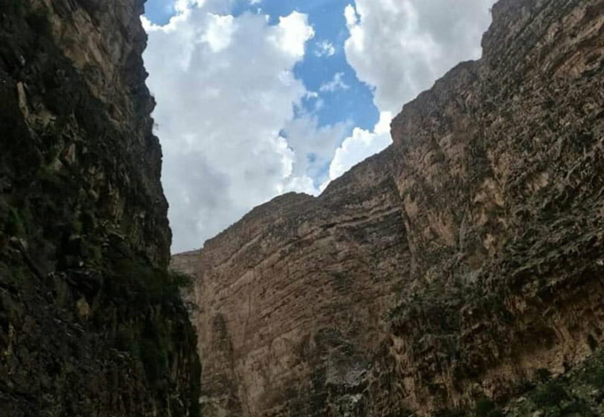 آسمان پر ابر میان دیواره های تنگه هایقر
