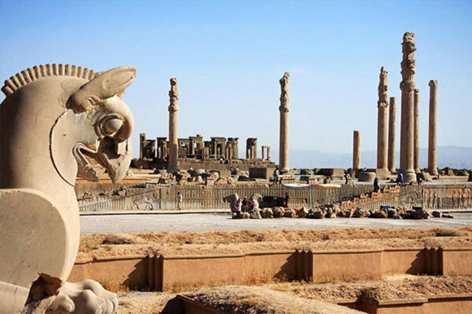 معبد آناهیتا و سرستون های مجسمه تخت جمشید