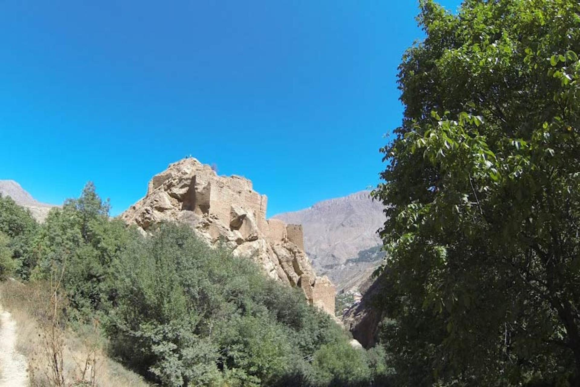 قلعه ملک بهمن در میان طبیعت سرسبز