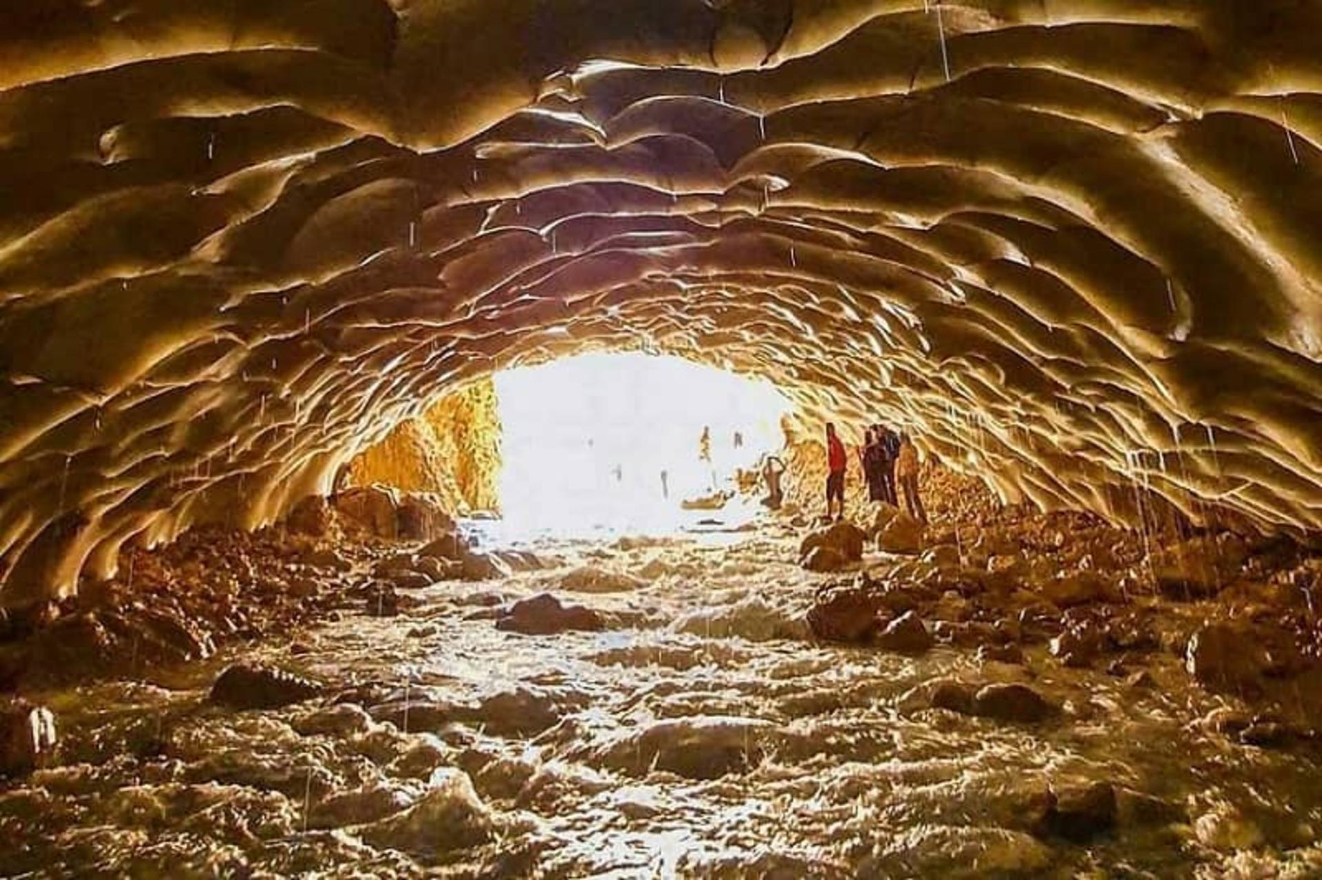 غار زیبای یخی