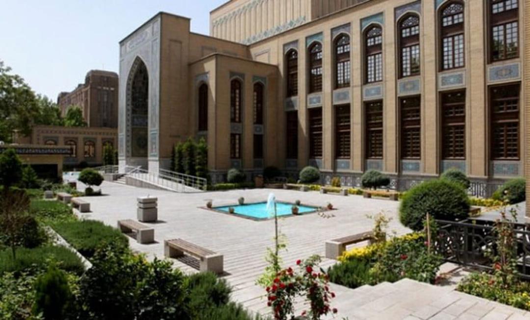 حوض آبی در ورودی موزه ملک میدان مشق تهران