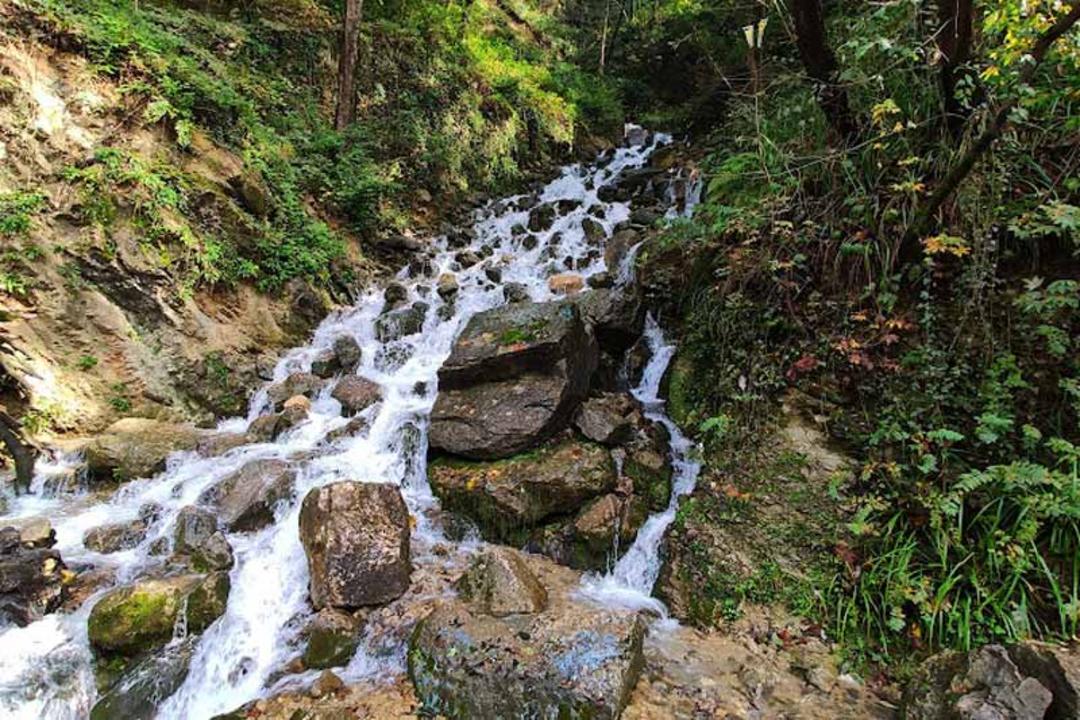 جریان آب در آبشار آب پری