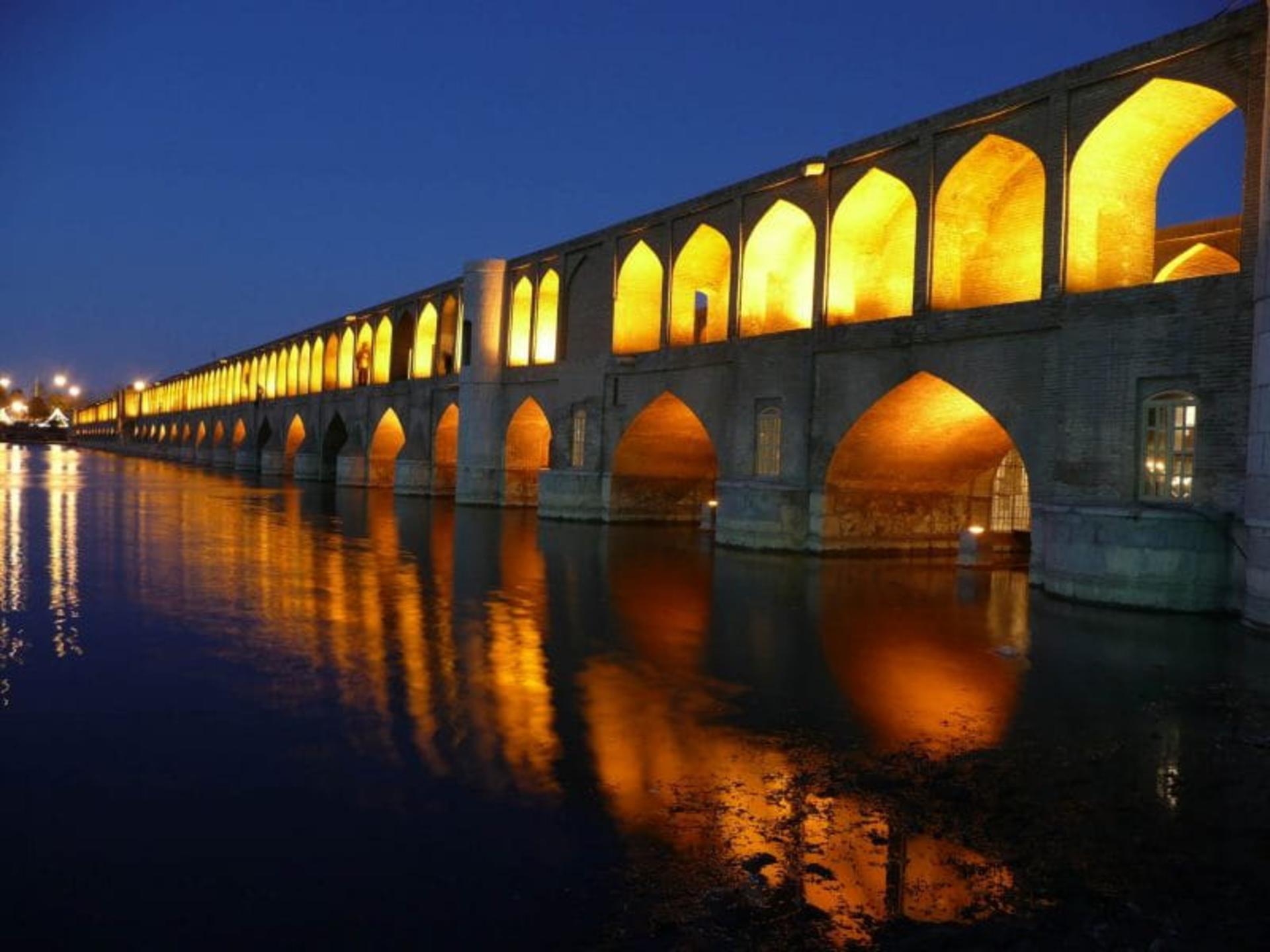 پل خواجو در شب
