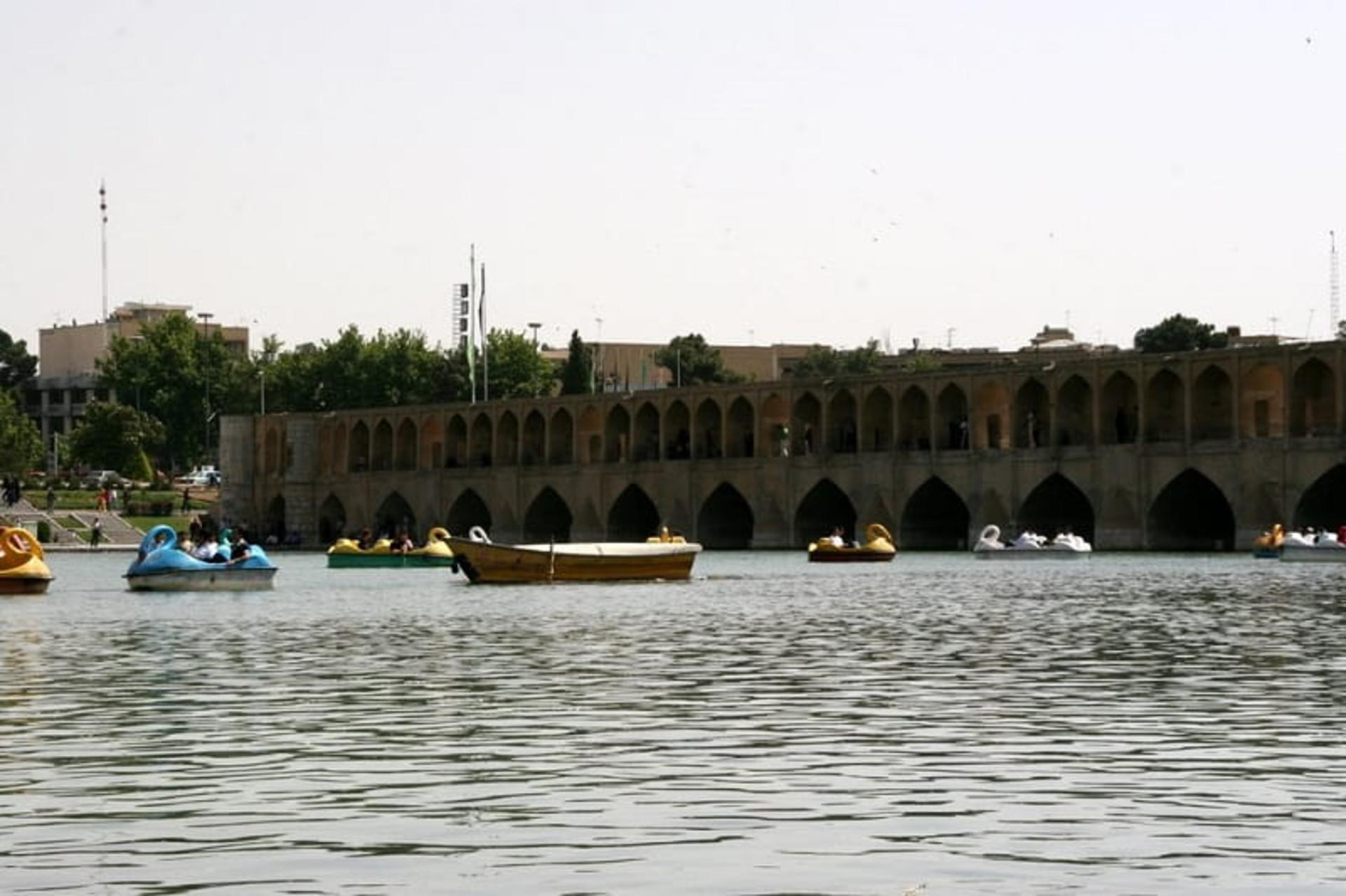 قایق در زاینده رود