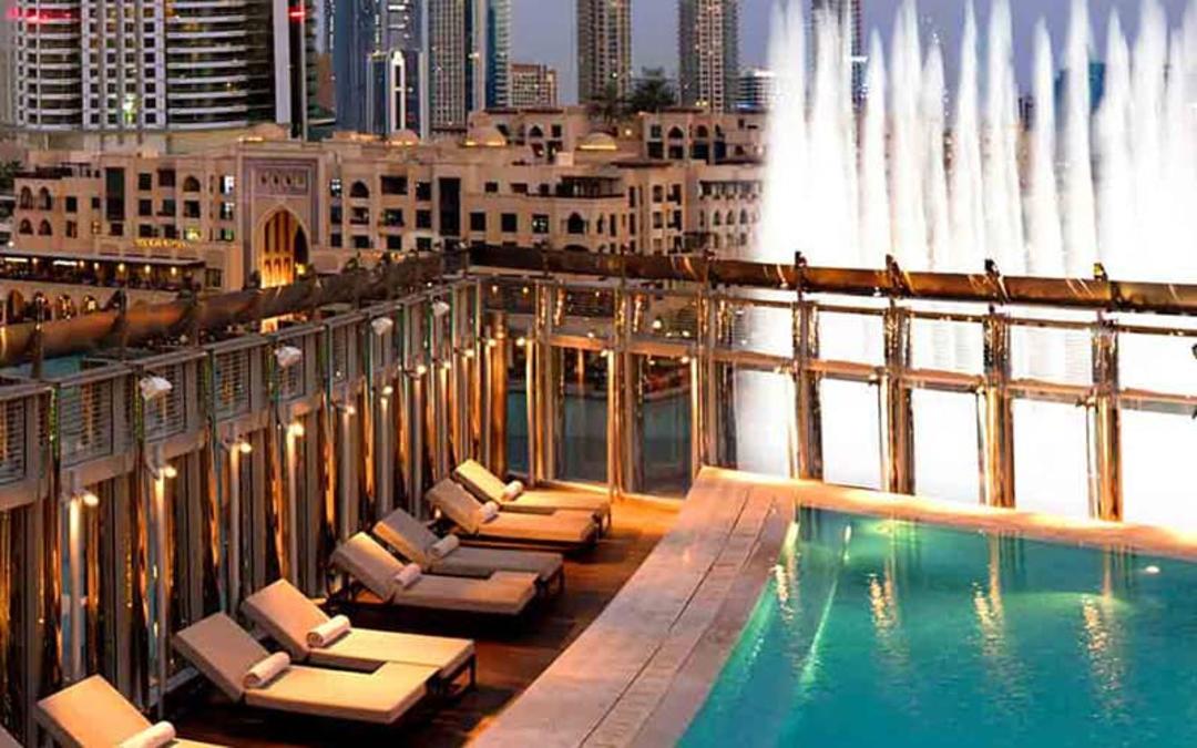 استخری در کنار فواره و دریاچه با تخت های استراحت