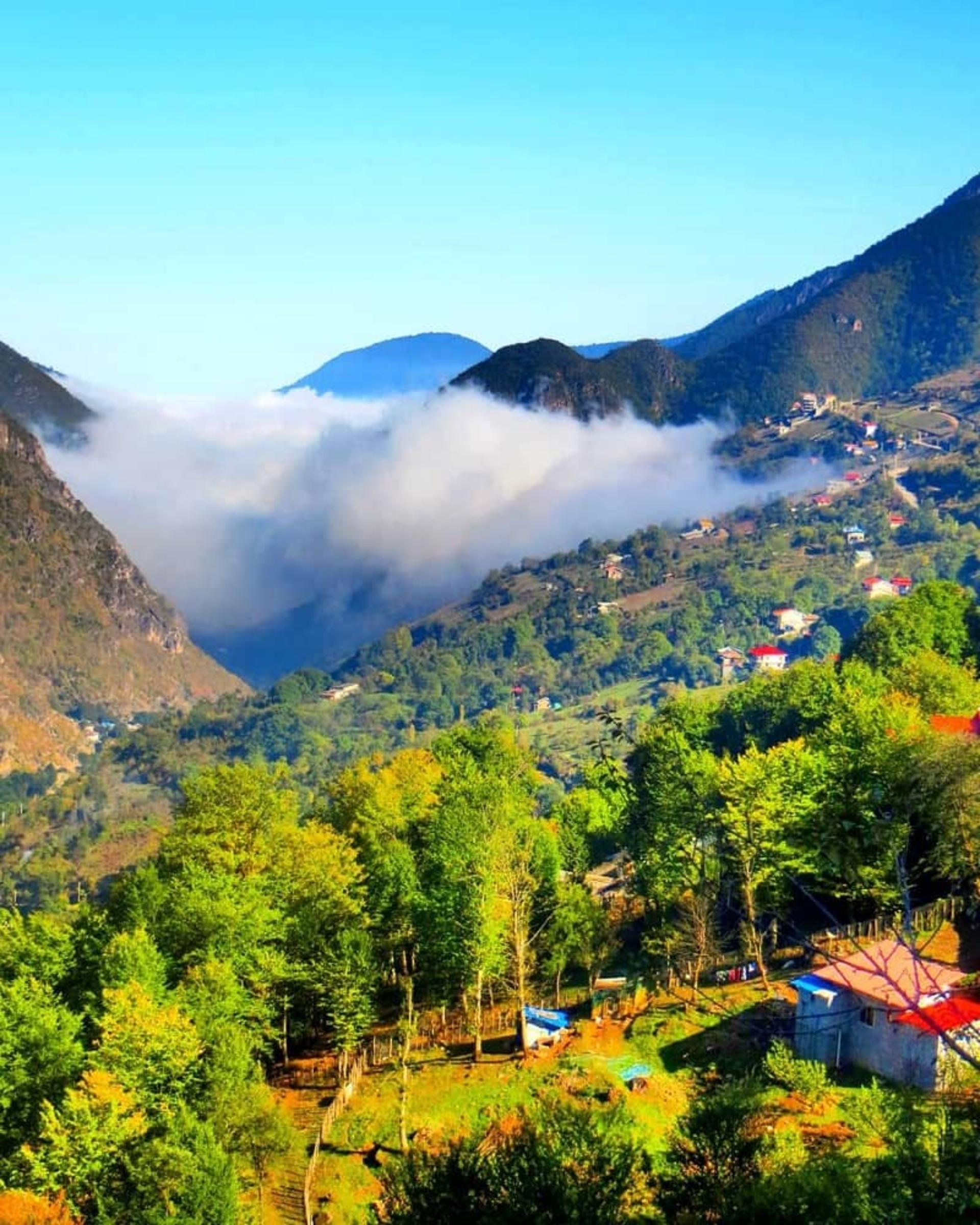 روستای سرمشک در میان مه
