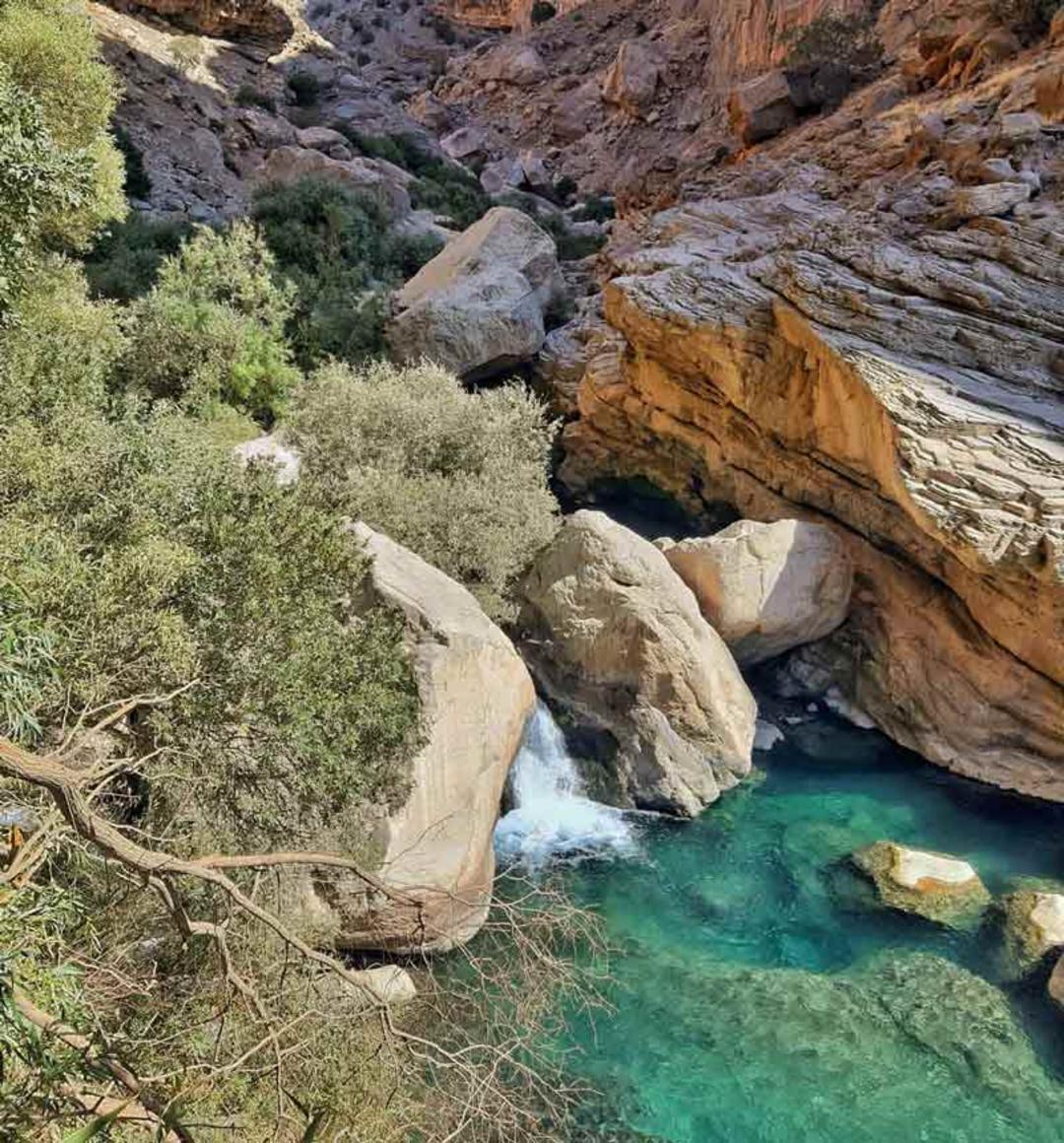 مسیر آبگیر تنگ براق میان صخره های کوه